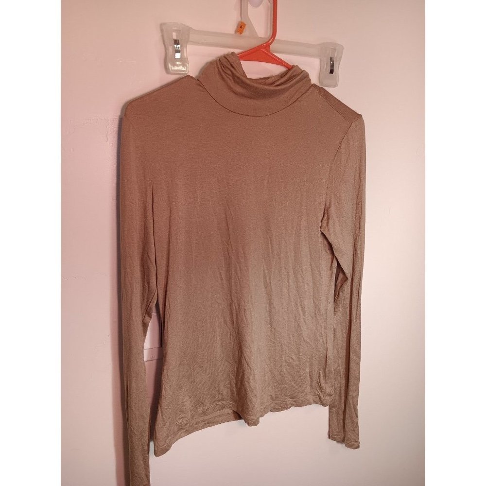 H&M tan long sleeve turtle neck 95% viscose 5% elastane